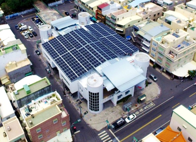 ▲經發局於中興公有市場屋頂規劃太陽光電獲頒「2020年城市工程品質金質獎」。（圖／高市經發局提供）