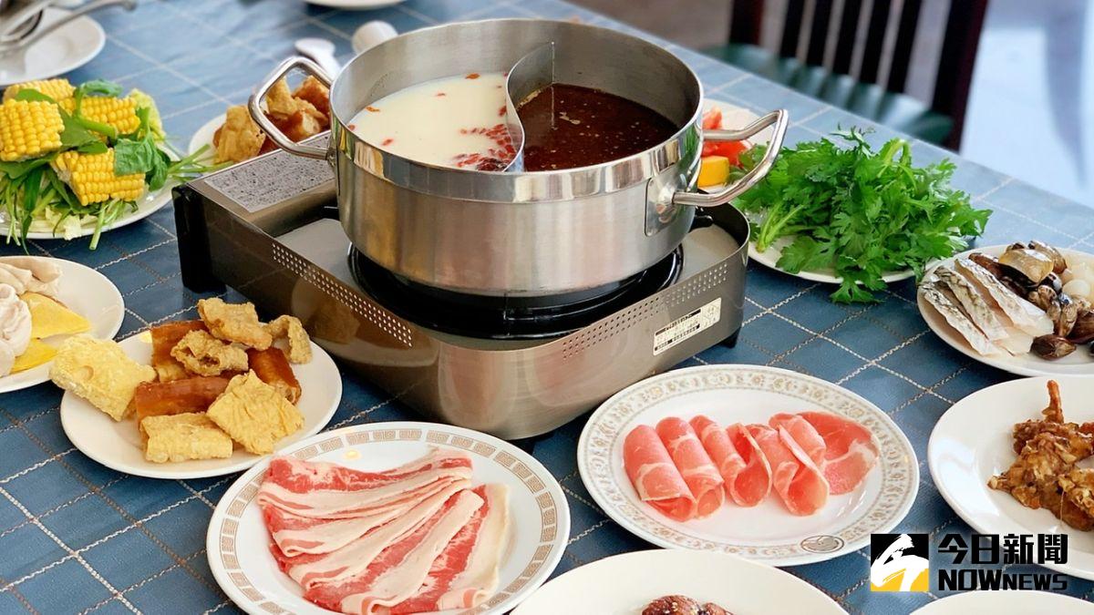 ▲麻辣奶奶紅白鍋，有川麻、牛奶豚骨及昆布湯頭可任選配搭，採半自助式吃到飽。（圖／記者陳美嘉攝，2021.03.03）