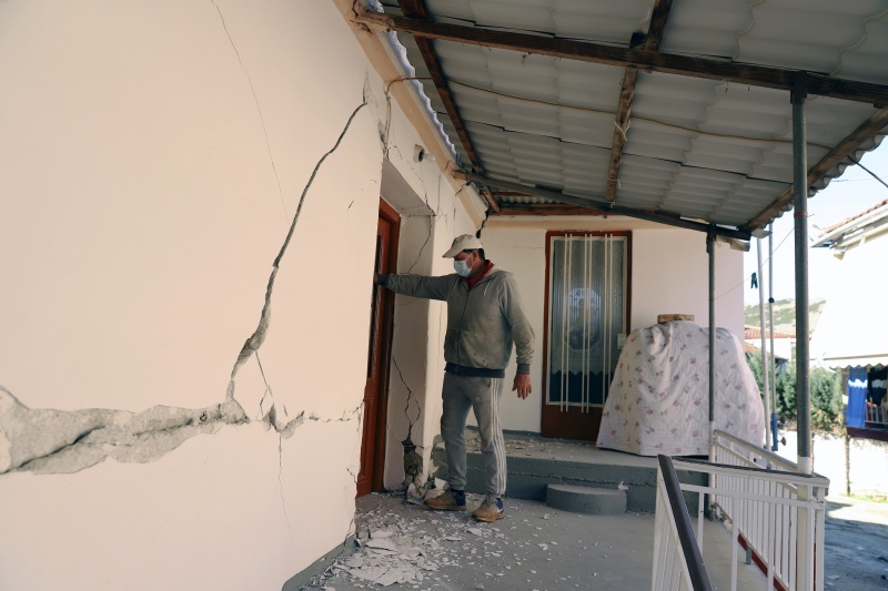 ▲達美西村(Damasi)的居民檢視受損建築物。（圖／美聯社／達志影像）