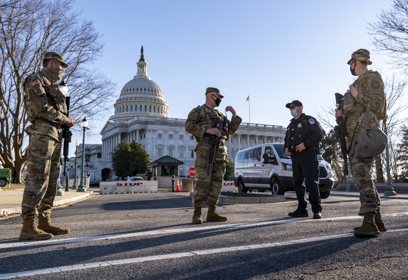 ▲自從1月6日的川普粉絲闖國會暴動發生後，美國國會山莊附近一直保持警戒，現在隨著國安部門接獲極端團體或將再針對國會發動攻擊的情報，維安再度升級。（圖／美聯社／達志影像）