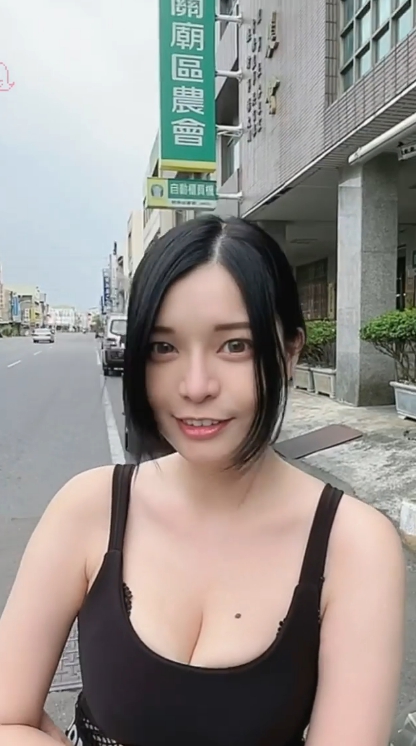 ▲郭鬼鬼到關廟買鳳梨。(圖/郭鬼鬼IG)