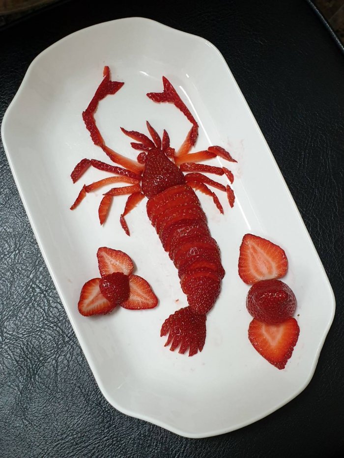 ▲有一名網友在網路上PO出自己母親做出的創意料理「草莓味龍蝦」。（圖／翻攝自網路論壇《Dcard》）