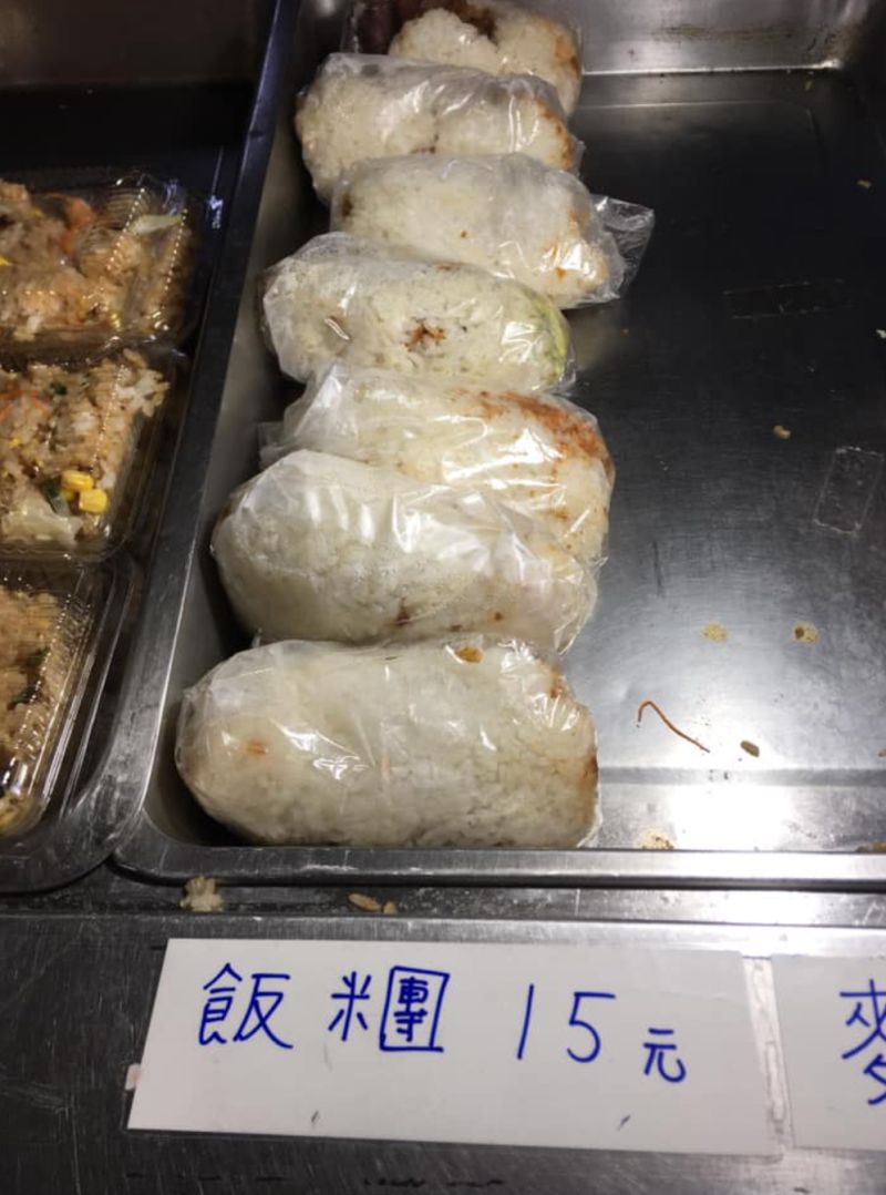 ▲一名網友分享自己在彰化某間早餐店買到一顆只要15元的飯糰。（圖／翻攝自《爆廢公社二館》）