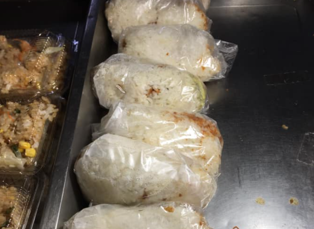 ▲傳統飯糰是許多民眾喜愛的早餐選擇之一，份量十足又頗具口感。（示意圖／翻攝自《爆廢公社二館》）