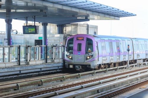 ▲2026年清明連假期間，桃園機場將推動「兒童免費搭乘」優惠，兒童持桃園市、臺北市、新北市的指定兒童卡證，進出站刷卡即可免費搭乘機捷。（圖／NOWNEWS資料照）