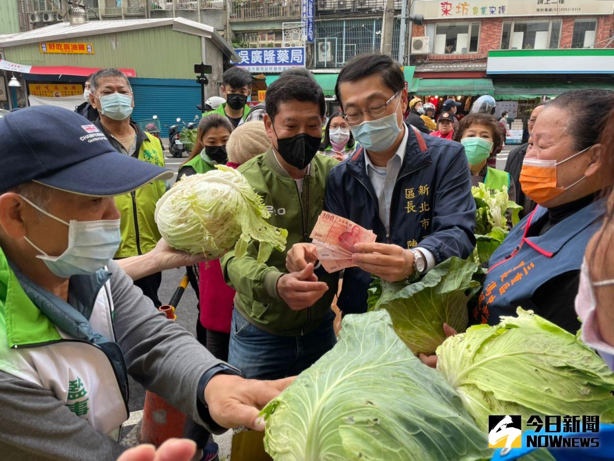 ▲新北市議員陳啟能會同新北市文化北路小吃協會及多位里長，舉行高麗菜的義賣活動；三重區長陳奇正也購買50顆的高麗菜，贈送調解會、公所的同仁。（圖／記者陳志仁攝，2021.03.04）