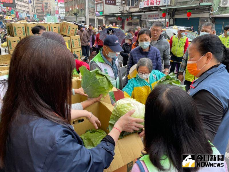 ▲新北市議員陳啟能服務處同仁、文化北路小吃協會組成的工作人員,忙碌的將漂亮又新鮮的高麗菜交給民眾。(圖/記者陳志仁攝,2021.03.04)