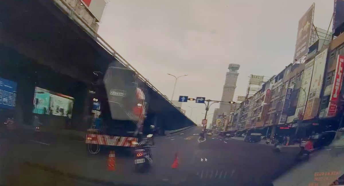 ▲高雄民族路橋下3月2日發生車禍，騎機車的消防局陳姓小隊長送醫急救後仍不幸身亡。（圖／翻攝畫面）