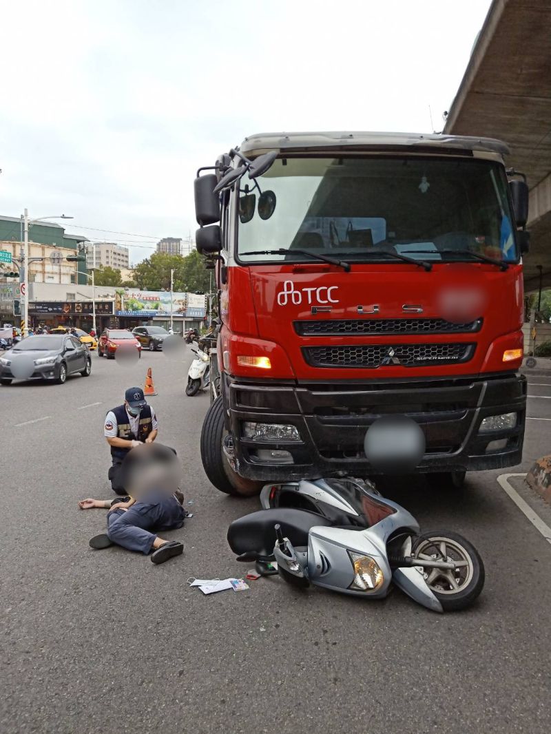 ▲陳小隊長騎乘的機車與水泥預拌車發生車禍,機車被卡在水泥預拌車的右前輪下方。(圖/讀者提供)