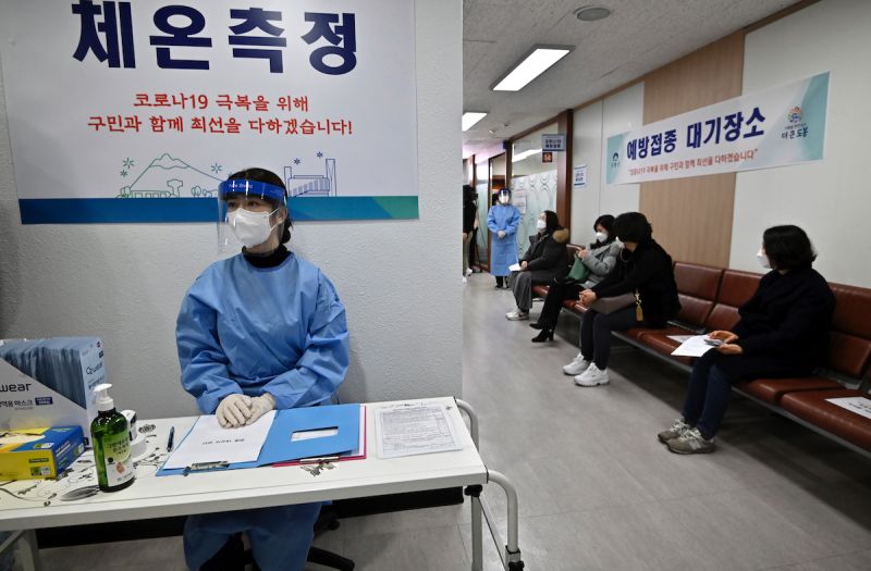 ▲韓國一名護理人員完成2季接種後仍然感染確診，成為境內首例完成接種程序仍確診的案例。資料畫面。（圖／美聯社／達志影像）