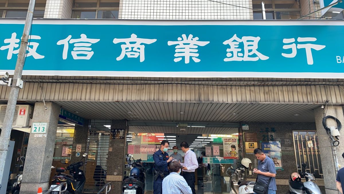 ▲小港區板信商銀遭嫌犯持玩具塑膠槍強盜。（圖／小港警方提供）