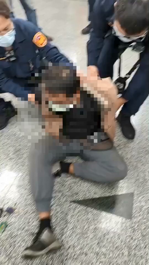 ▲嫌犯遭警方壓制。(圖/翻攝畫面)