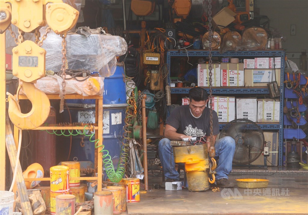 ▲台經院5日宣布好消息，今年1月製造業景氣燈號已經從綠燈邁向代表揚升的黃紅燈，是99年9月以來首度亮出黃紅燈。（圖/中央社）