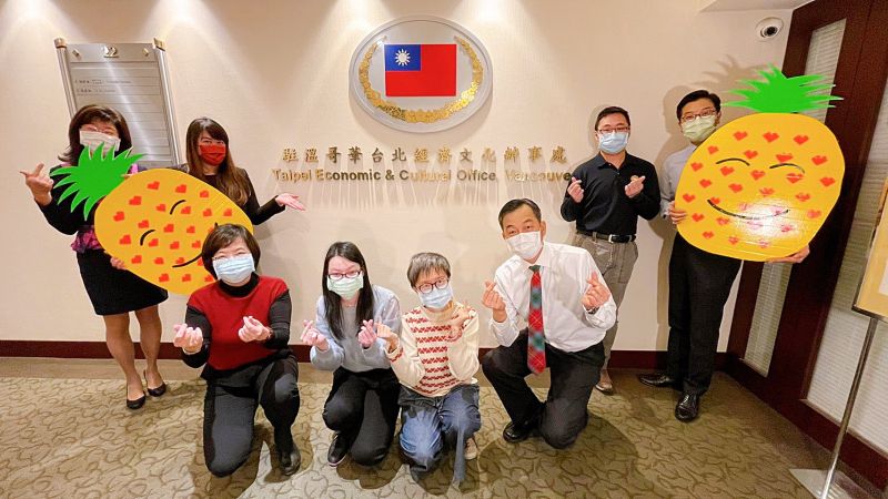 ▲溫哥華僑界聯合與駐溫哥華台北經濟文化辦事處發起「自己的農民我來挺」活動,集選高雄新鮮鳳梨直送加拿大溫哥華。(圖/高市府農業局提供)