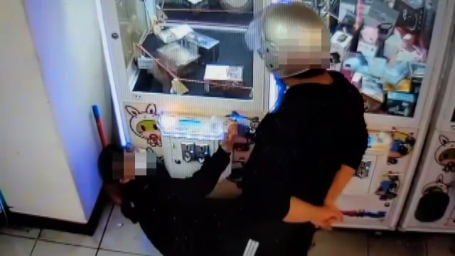 ▲兩名男子企圖以手伸進娃娃機台內，將洞口附近的商品撈出。沒想到剛得逞就被到場的員警逮個正著。（圖／蘆竹分局提供）