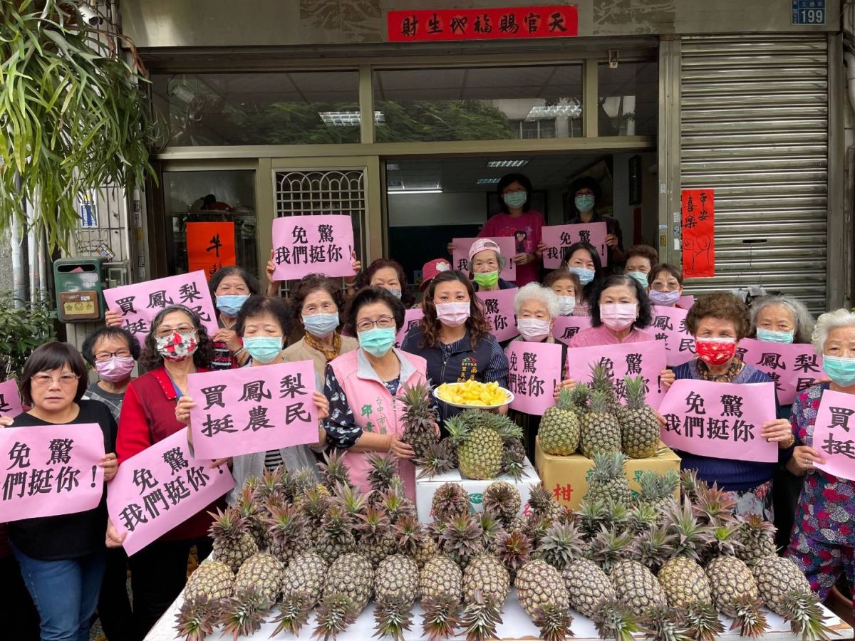 ▲台中市水噹噹關懷據點新春同樂會，議員邱素貞購買了上百顆台灣鳳梨，國光里長陳雅惠下廚烹飪鳳梨料理，用行動表達支持(圖／柳榮俊攝2021.3.5)