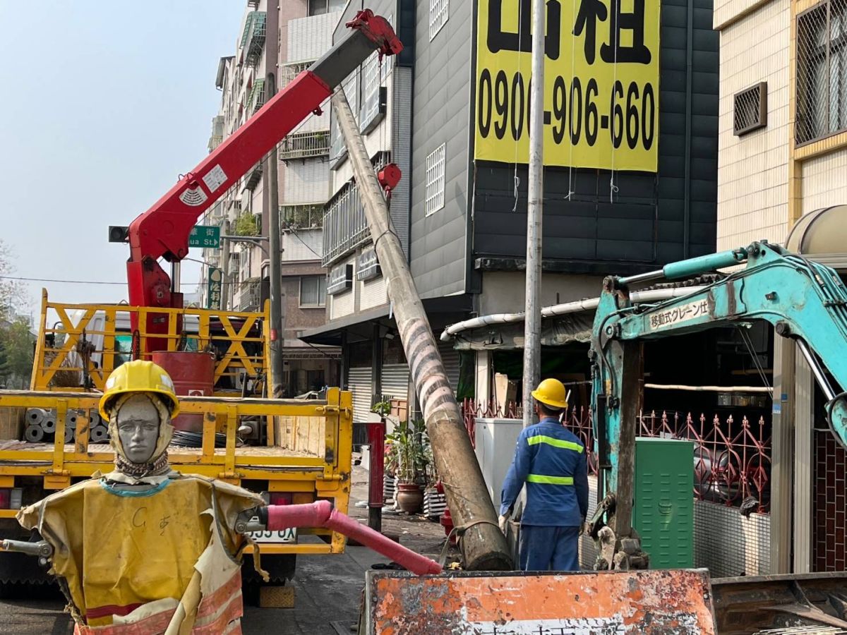 ▲北屯南京東路三段，北華街到三光北一街，800公尺內就有20支電線桿，在立委莊競程協調下，台電已開始進行電桿下地工程(圖／莊競程服務處提供2021.3.5)