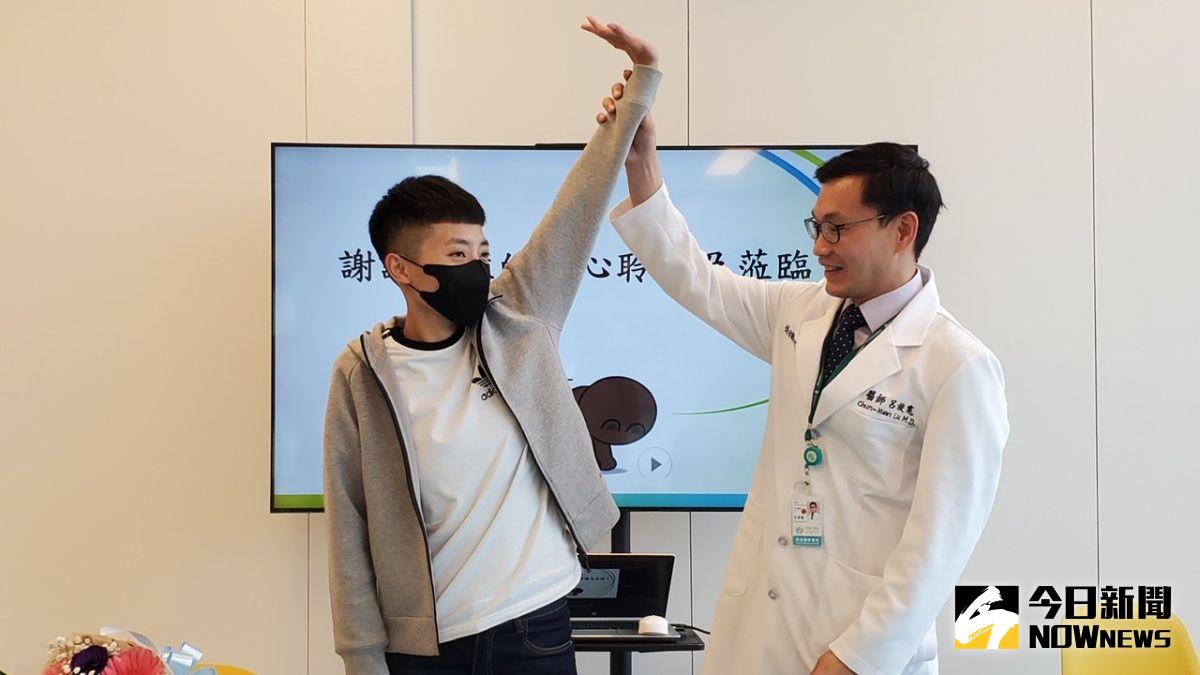 ▲「神經轉移手術」藉由轉移好的電線到壞的電線，來恢復肩膀上舉外展等功能。（圖／記者陳美嘉攝，2021.03.05）