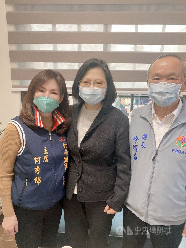 ▲苗栗縣大埔張藥房原地重建完工，總統蔡英文（中）4日在客委會及苗栗縣長徐耀昌（右）、竹南鎮民代表會主席何秀綿（左）等人陪同，低調探訪搬入新居不久的屋主彭秀春。（何秀綿提供）中央社記者管瑞平傳真 110年3月5日