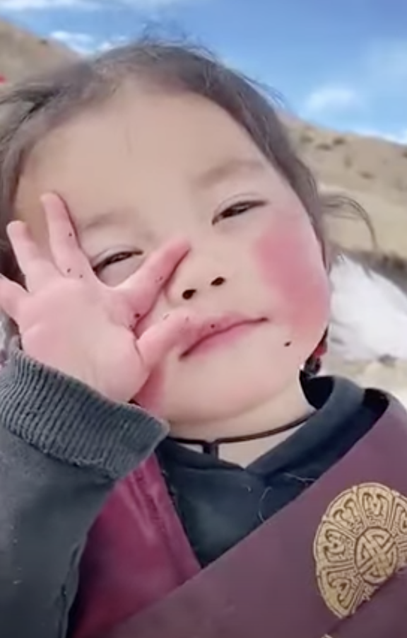▲一名笑容純真的藏族小女孩在社群媒體上走紅。（圖／翻攝自微博）