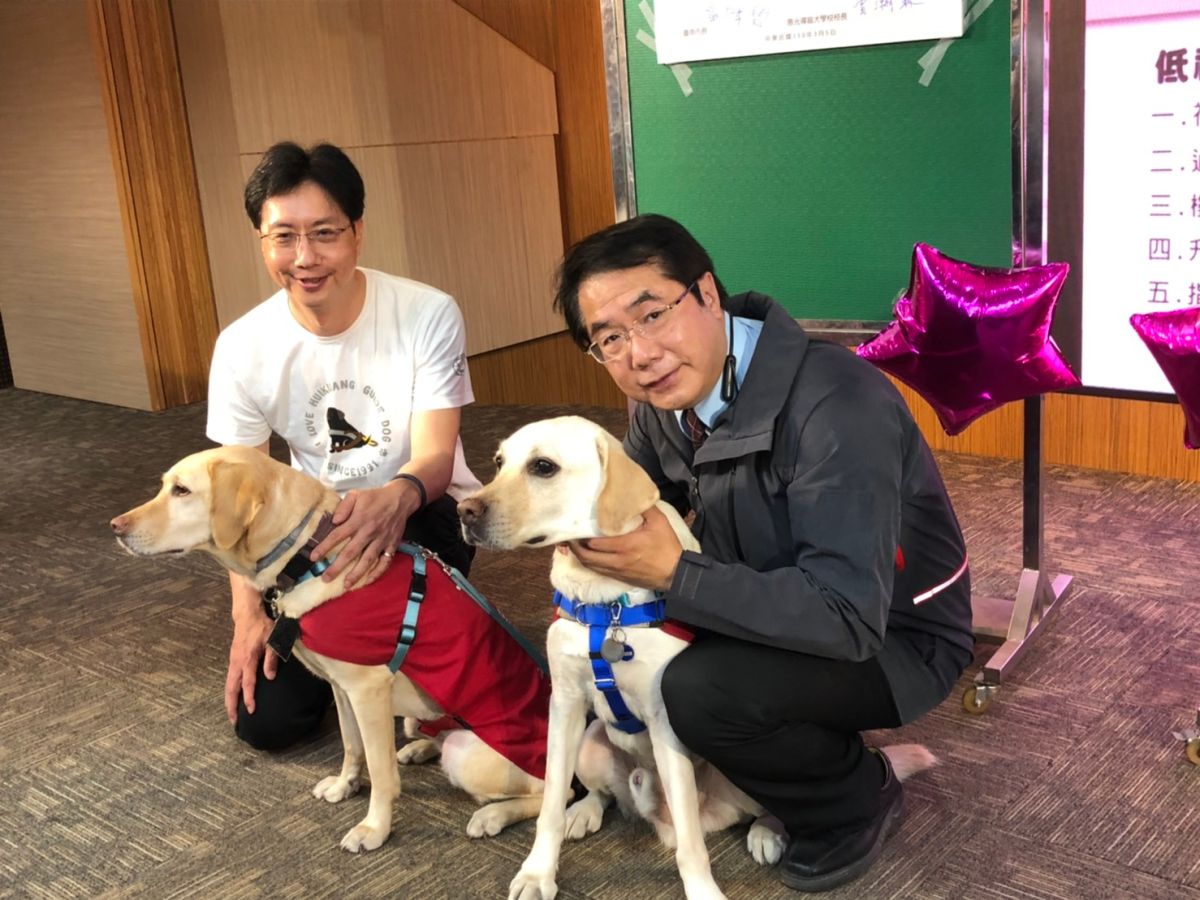 ▲台南市長黃偉哲與惠光導盲犬學校校長曾瀚霖一同呼籲大眾，路上遇到導盲犬，切記遵守四不一問原則（圖／記者林怡孜攝，2021,03,05）