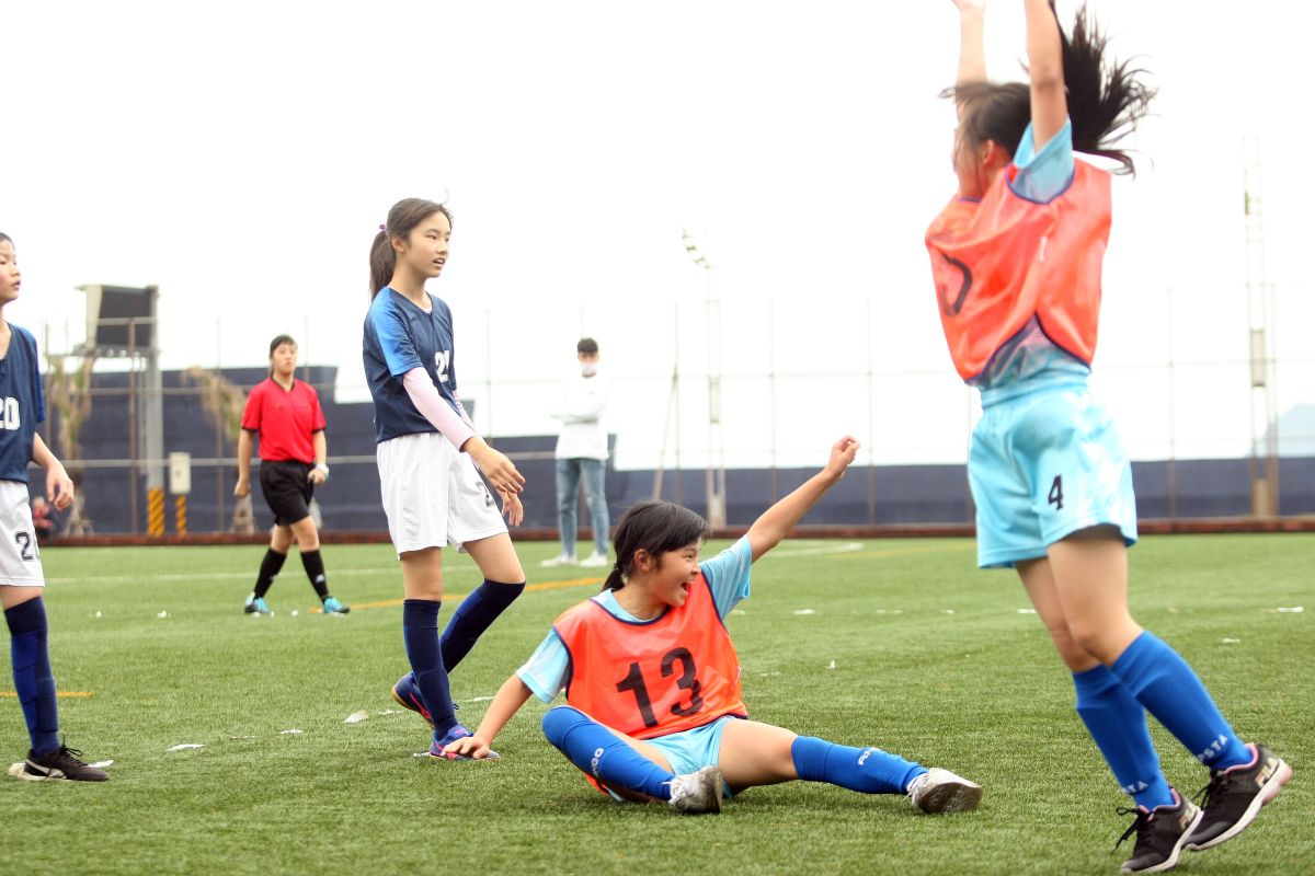 ▲深澳國小女足隊球員踢進致勝分後振臂高呼。（圖／迷你足球協會提供）
