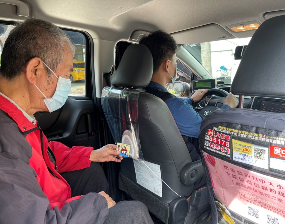 ▲中市敬老愛心卡優惠升級，由每趟次50元提高為85元，鼓勵使用率，元月計程車補助人次近15萬創新高。（圖／市府提供）