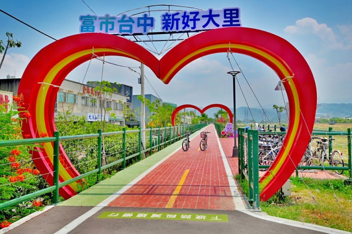 ▲臺中市大里區草湖溪自行車道第三期工程完工，沿途有多處打卡熱點，如「愛心拱門意象」等，妝點溪畔很吸睛。（圖／中市觀旅局提供）