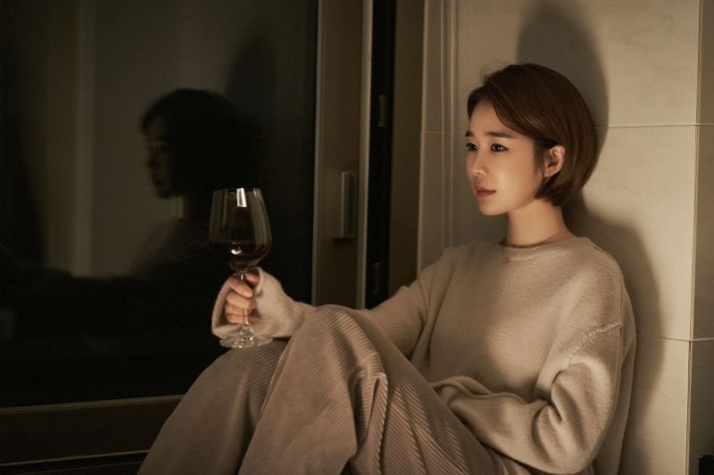 ▲▼劉仁娜(上圖,下圖右)片中閃離婚,遇上警察再陷入愛情。(圖/華映娛樂)
