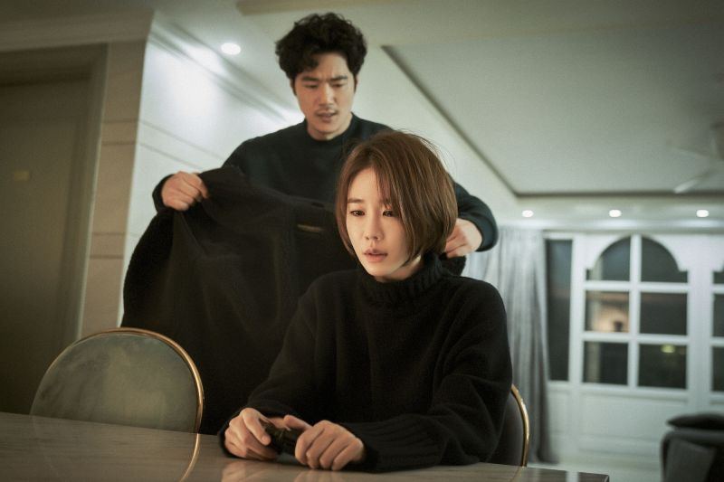 ▲▼劉仁娜(上圖,下圖右)片中閃離婚,遇上警察再陷入愛情。(圖/華映娛樂)