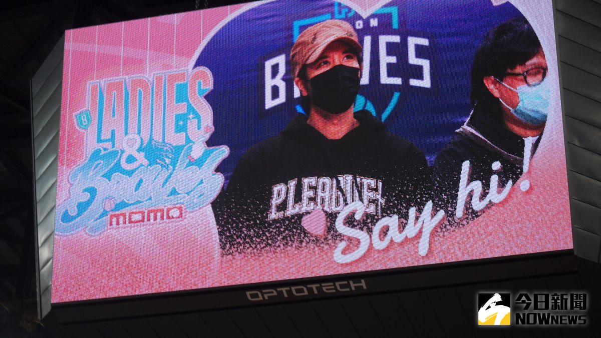 ▲王力宏與黑人陳建州一起觀看PLG賽事。（圖／吳政紘攝）