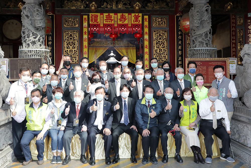 ▲《臺灣首廟天壇藏珍—繡藝百品》新書發表，副總統賴清德(前排中)及台南市長黃偉哲(前排右四)特別出席致詞，表達祝福（圖／記者林怡孜攝，2021,03,06）