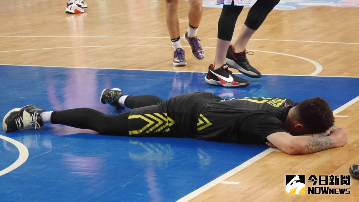 ▲夢想家洋將希克斯倒地。（圖／吳政紘攝）