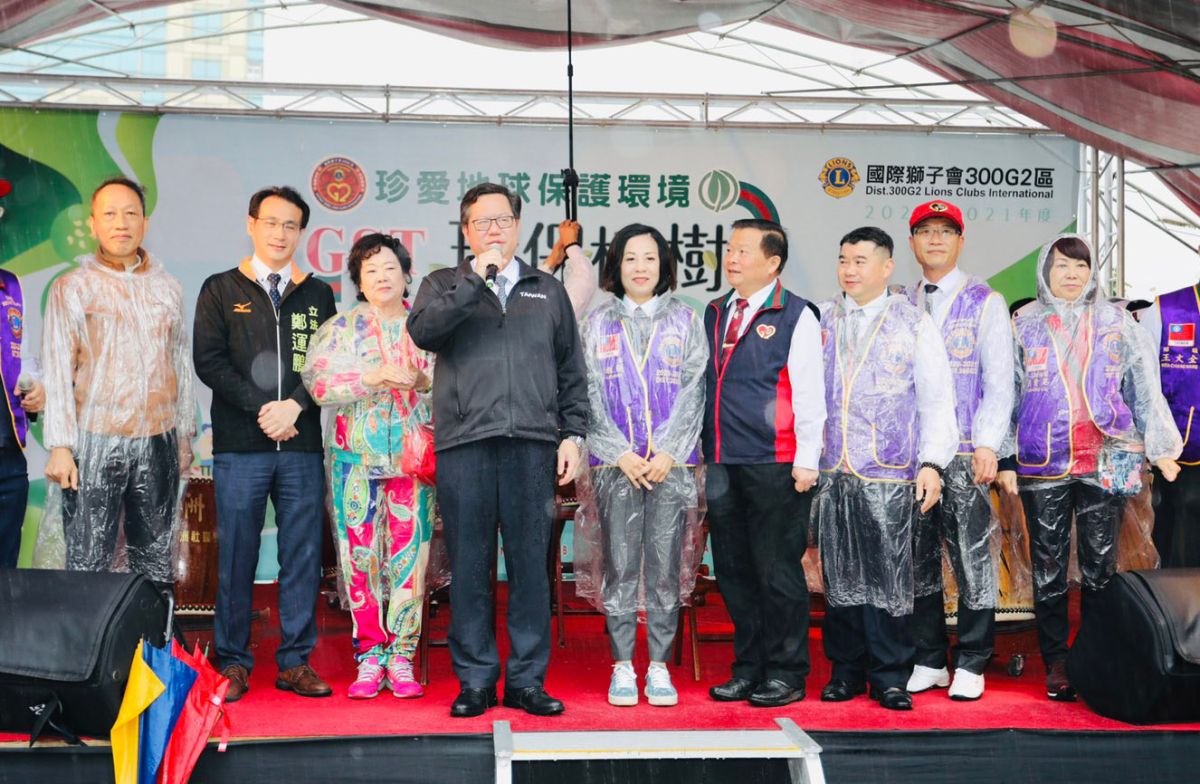 ▲鄭文燦今天參加植樹活動巧遇大雨，直說這場雨很受歡迎。（圖／獅子會提供）