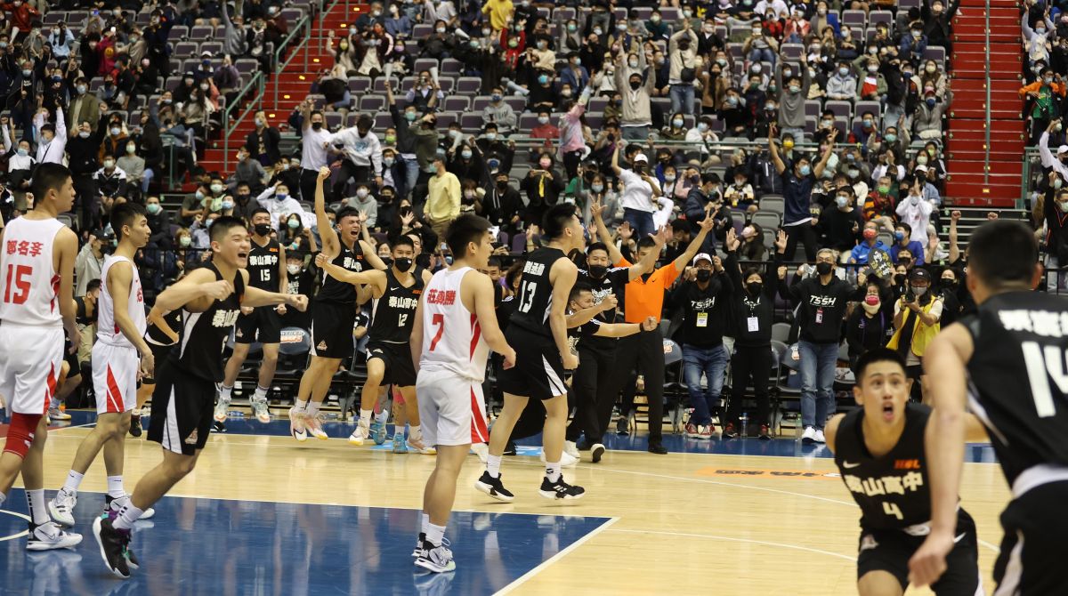 ▲HBL泰山高中蔡宸綱飆進絕殺三分球全場沸騰。（圖／高中體總提供）