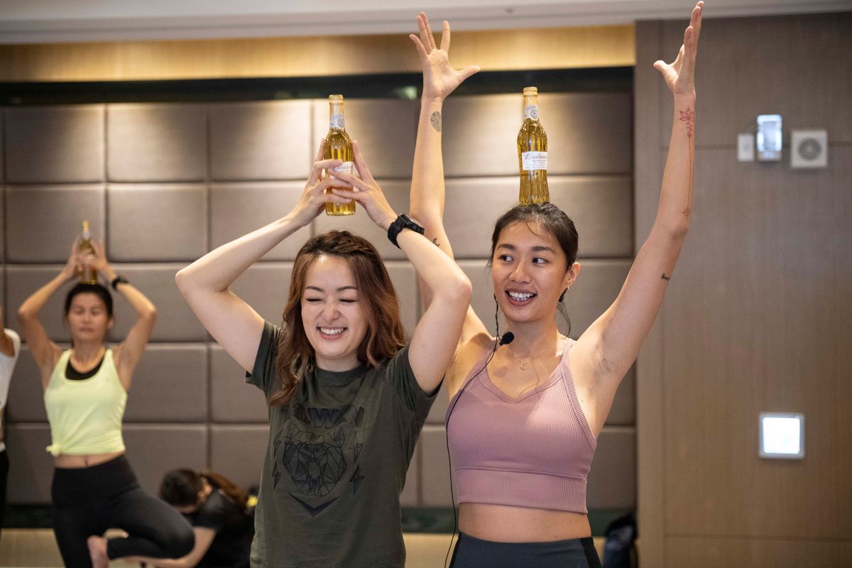 ▲新竹首場「女性運動互動展覽」體驗全新運動生活，Podcaster 百靈果 News 凱莉、瑜珈野女孩瑪 G啤酒瑜珈熱情開展。（圖／官方提供）