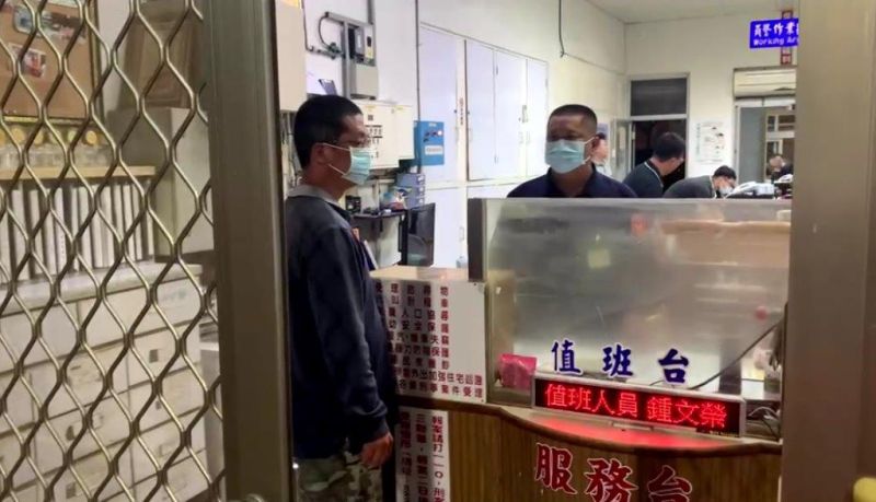 ▲有人假冒總統府訂購180箱鳳梨,鳳梨伯之子林育修到溪埔派出所報案。(圖/仁武分局提供)