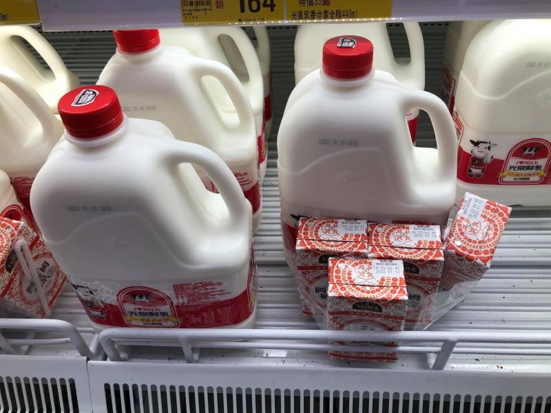 ▲網友分享自己去賣場時看到兩瓶牛奶期限相同，但卻有不同的贈品待遇。（圖／取自路上觀察學院）