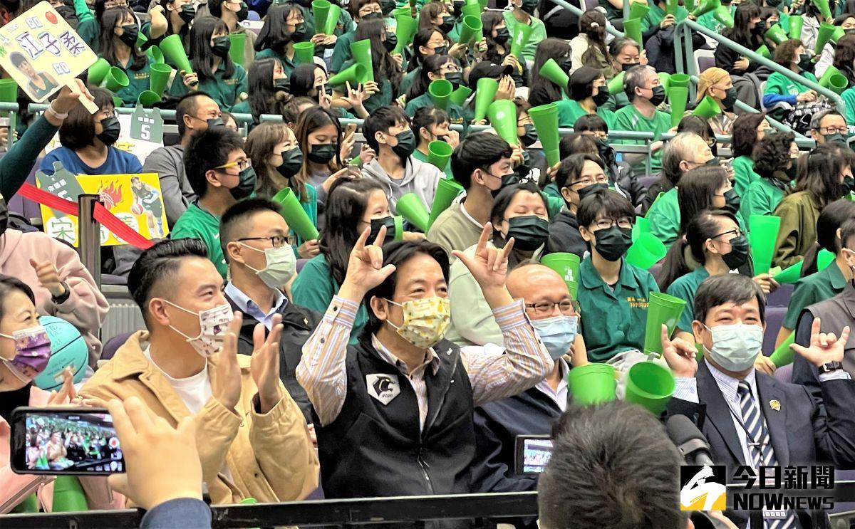 ▲HBL總決賽本周末在台北小巨蛋登場，副總統賴清德今(7)日和「飛人」陳信安一同在場邊觀賽。（圖／鍾東穎攝 ,2021.03.07）