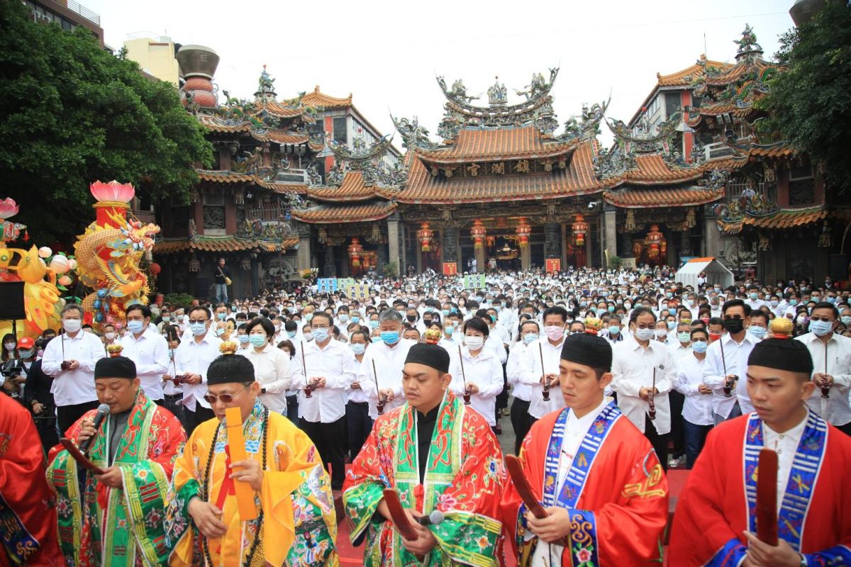 ▲大甲鎮瀾宮與農田水利署舉行祈雨法會，廣場上近3000名信眾按照習俗身穿白衣，祈求上天降甘霖(圖／柳榮俊攝2021.3.7)