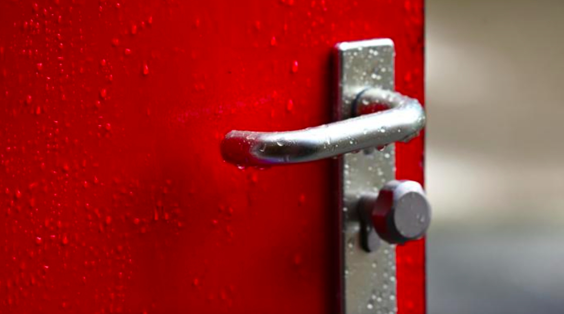 ▲網友分享自己出外訂民宿時，跟老闆說要加1張床，一開門讓他超傻眼。（圖／爆廢公社二館）