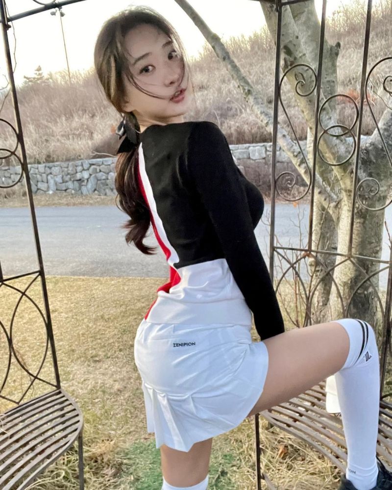 童顏妹游泳不忘戴口罩 網狂盯身材