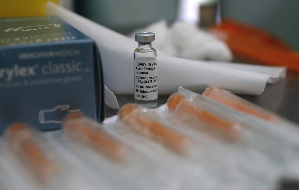 ▲首批運抵台灣的AZ疫苗17日已完成封緘，明（22）日即將開打，AZ疫苗在多國皆傳出嚴重不良反應，日前流行疫情指揮中心召開專家會議討論，也參酌歐洲藥品管理局相關決議，匡定出「3大族群嚴禁施打」，也建議施作部分血液相關治療的民眾暫緩接種。（圖／美聯社／達志影像）