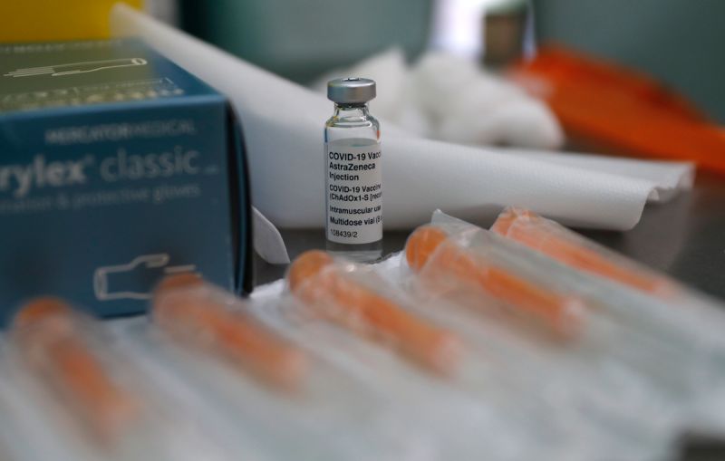 ▲食藥署表示，首批AZ新冠疫苗正進行檢驗封緘，通過後才能施打。（圖／美聯社／達志影像）