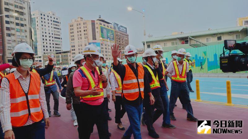 ▲站西路通車前夕，高雄市長陳其邁特別帶著豆花和飲料慰勞拆除工程團隊，並視察站西路完工狀況。（圖／記者鄭婷襄攝，2021.03.07）