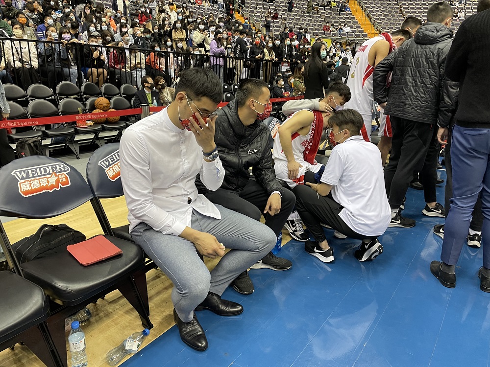 ▲南山高中總教練許時清流淚。（圖／記者鍾東穎攝）