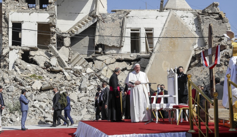 ▲天主教教宗方濟各（Pope Francis）拜訪伊拉克摩蘇爾市（Mosul）。他在一座損毀的教堂外為戰爭受難者祈禱，並告訴當地穆斯林和基督徒：友愛比相殘更禁得起時間考驗。（圖／美聯社／達志影像）
