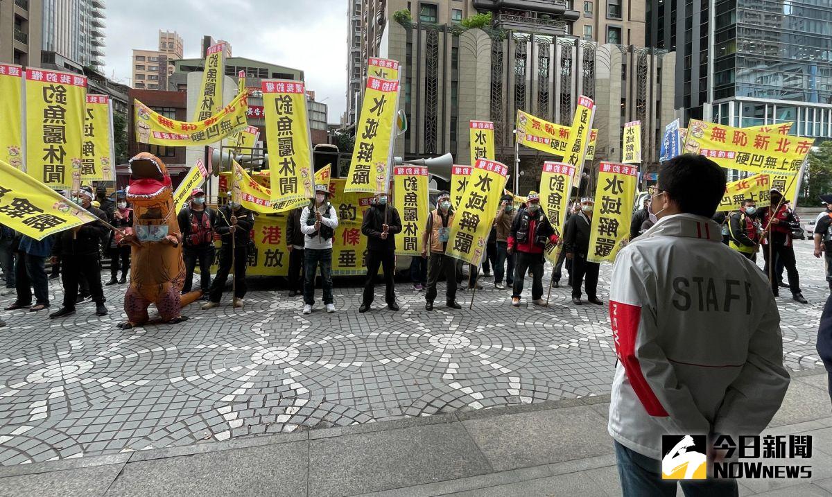 ▲中華民國水上浮具暨免牌小船休憩發展協會今日高舉「無恥新北市，硬凹無上限」、「水域解嚴」、「還我釣權」的布條，勤往新北市政府前抗議。（圖／記者陳志仁攝，2021.03.08）