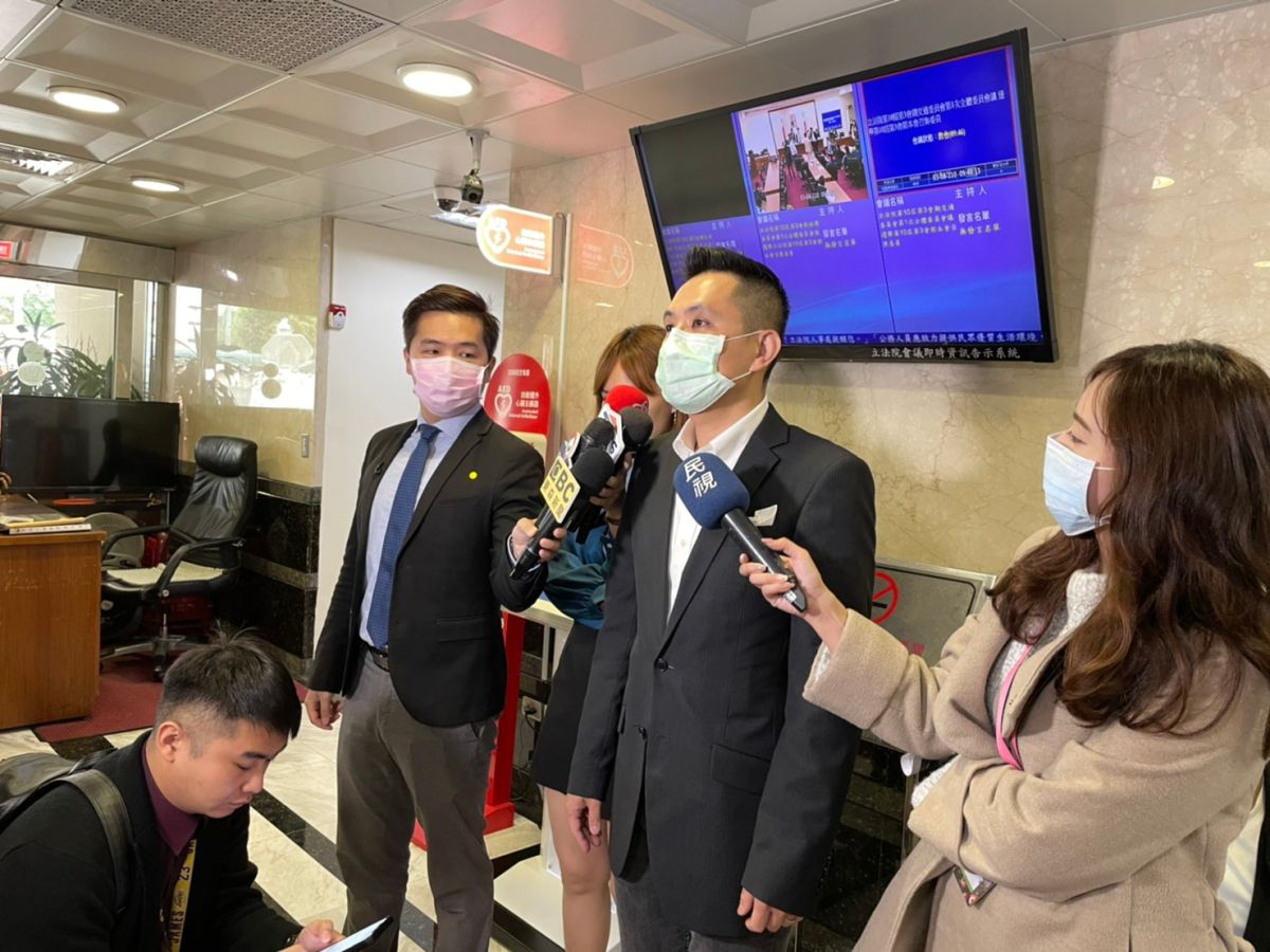 ▲國民黨立委陳以信上周質詢時送花給行政院長蘇貞昌，肯定基層防疫人員辛勞，未料引發黨內反彈，更有人要他辭去立委職務。（圖／記者吳承翰攝，2021.03.08）