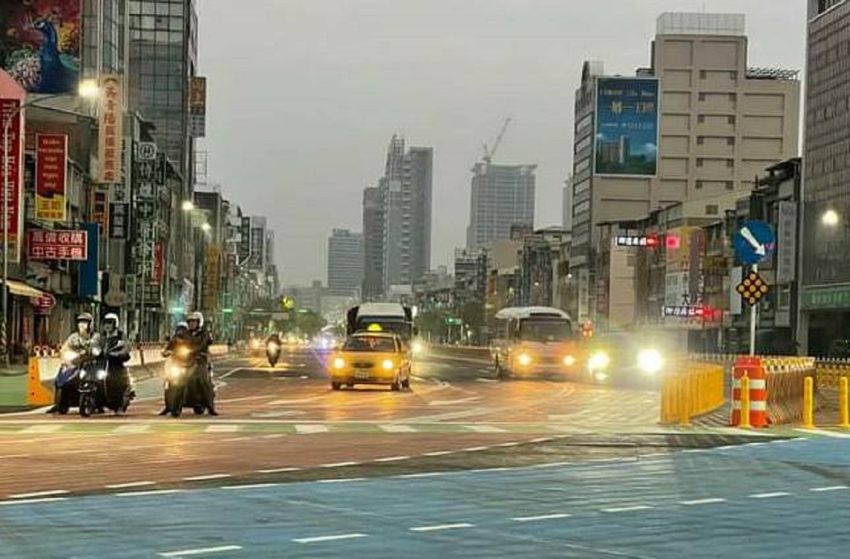 ▲▲經過9天的持續趕工，中博高架橋引道拆除終於完成，站西路今(8)日上午6時通車。(圖／截自高市工務局臉書)
